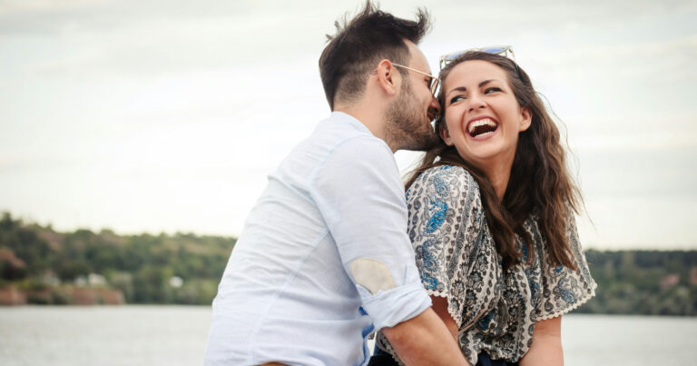 Darstellung von einem Paar vor der Kulisse eines Sees.